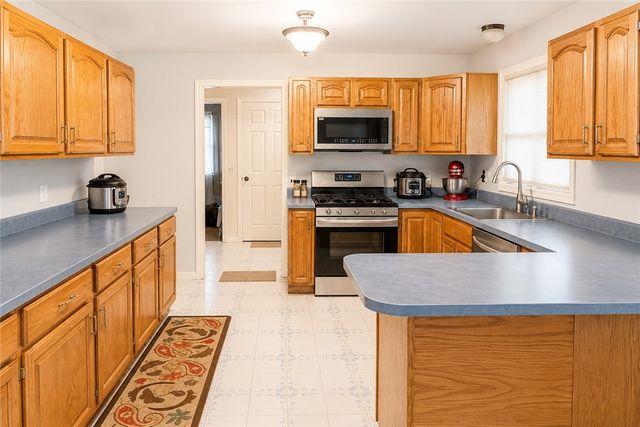 3 Meadow Circle, Barrington, RI 02806