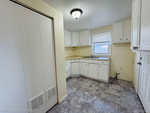 25973 Southwestern Highway, Redford Charter Township, MI 48239