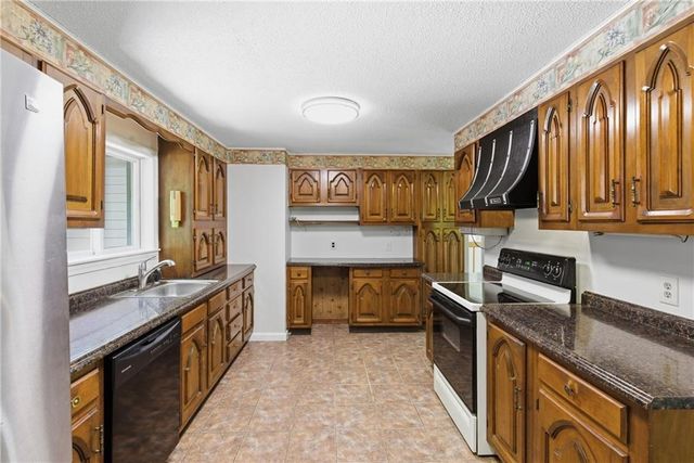 32 Briarwood Road, Lincoln, RI 02865