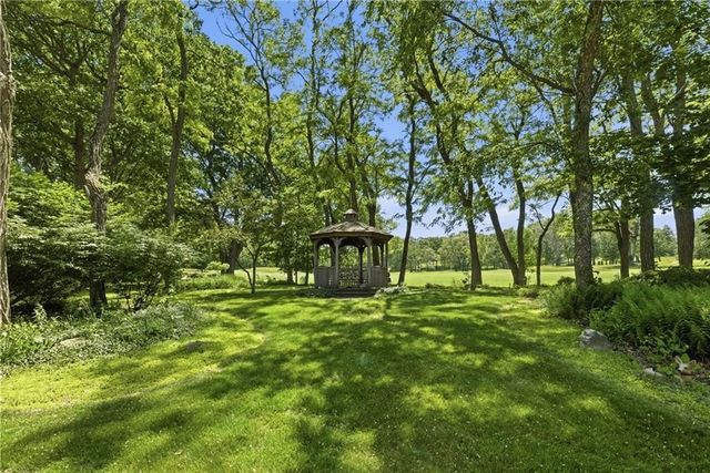 32 Briarwood Road, Lincoln, RI 02865