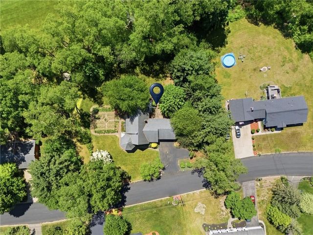 32 Briarwood Road, Lincoln, RI 02865