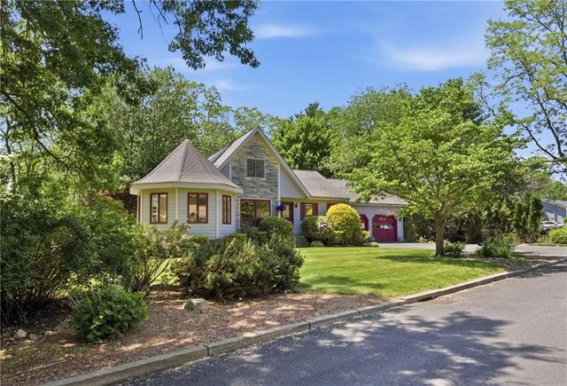 32 Briarwood Road, Lincoln, RI 02865
