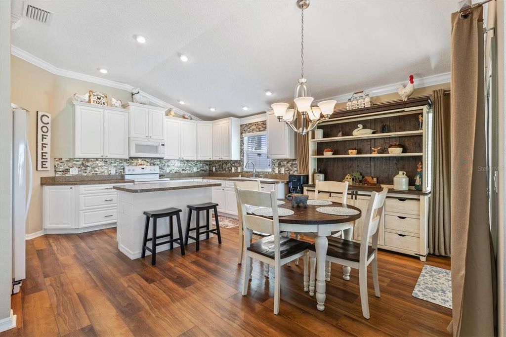 Image 9 of property listing at 1103 BECKER AVENUE, The Villages, FL 32163