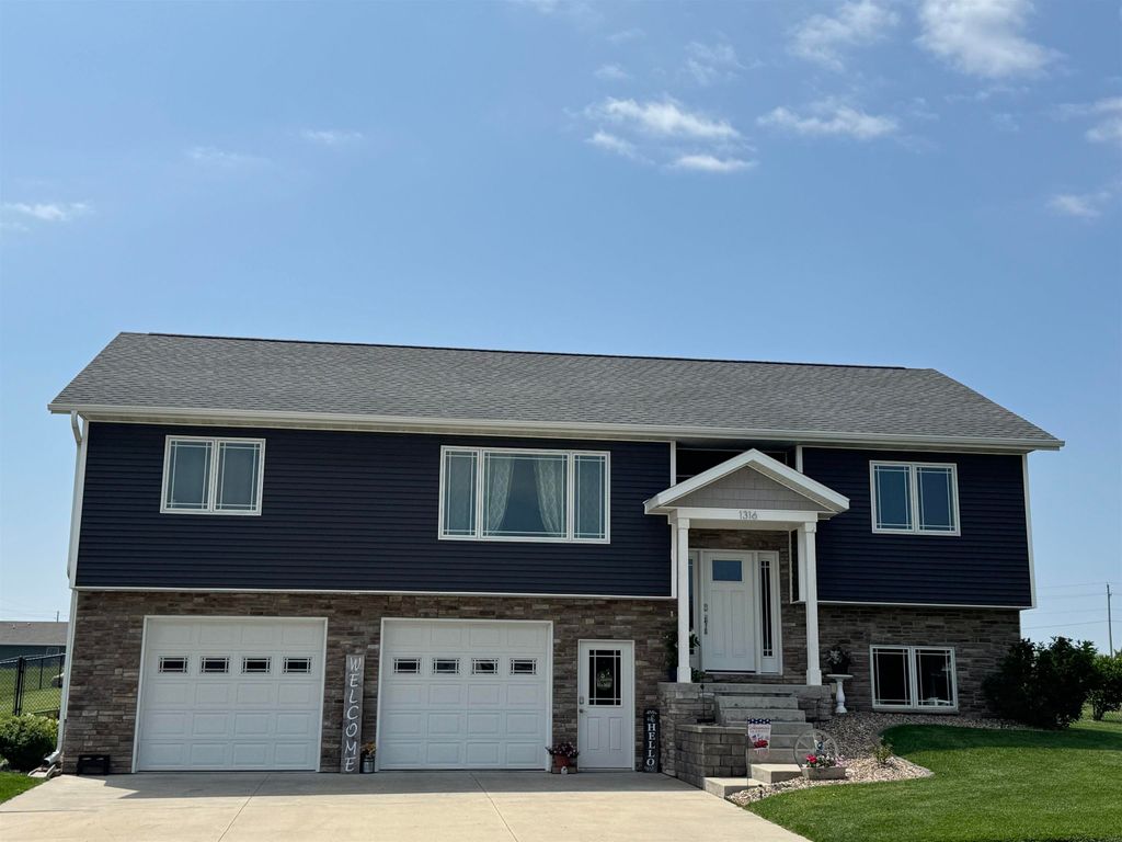 1316 Circle Drive, Parkersburg, IA 50665