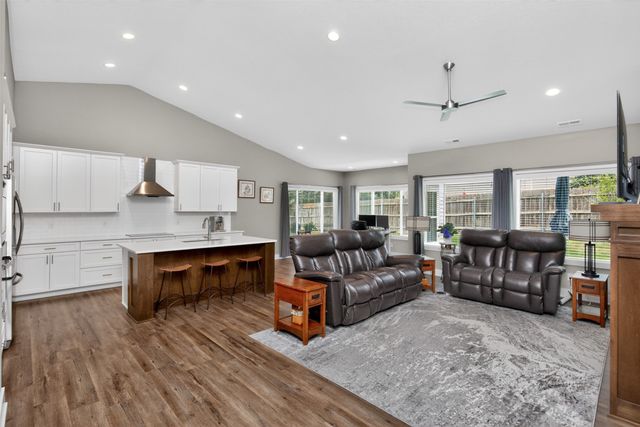 135 SE Silver Pointe Drive, Waukee, IA 50263