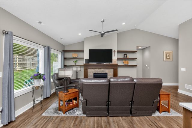 135 SE Silver Pointe Drive, Waukee, IA 50263