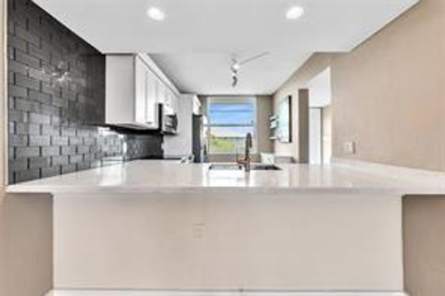 1520 Whitehall Drive 405, Davie, FL 33324