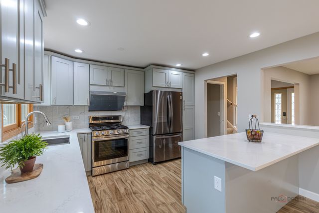 5195 Castaway Lane, Hoffman Estates, IL 60010