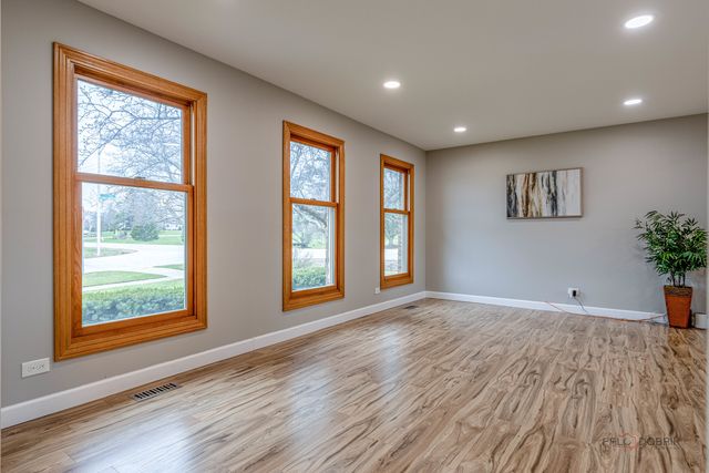 5195 Castaway Lane, Hoffman Estates, IL 60010