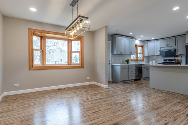 5195 Castaway Lane, Hoffman Estates, IL 60010