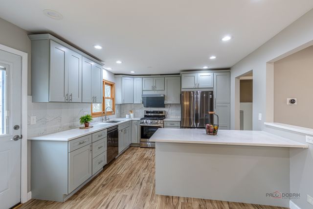 5195 Castaway Lane, Hoffman Estates, IL 60010