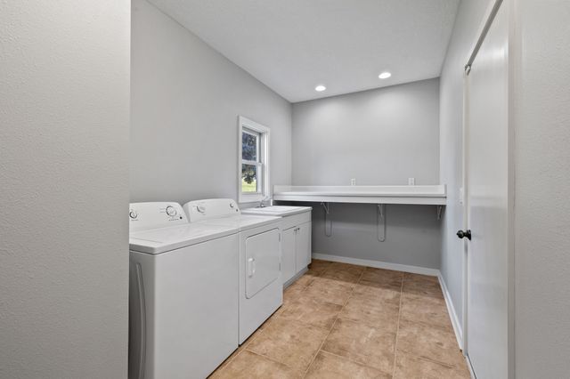 7709 Ashley Place, Johnston, IA 50131
