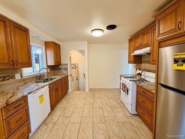 2203 White Avenue, Lincoln Park, MI 48146