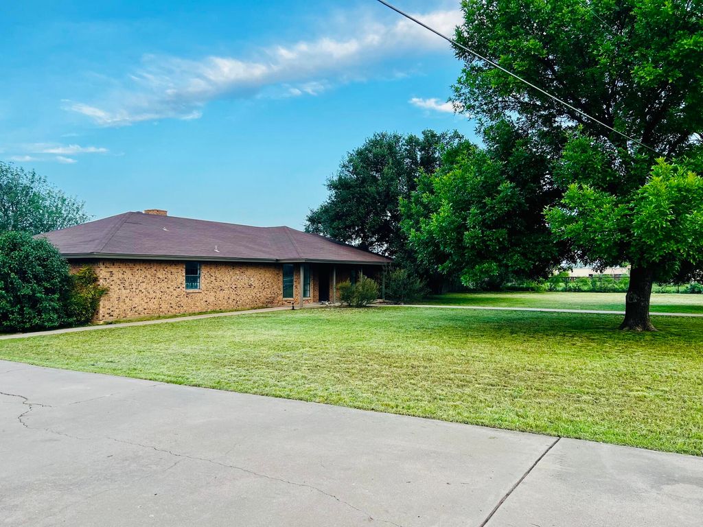 Image 2 of property listing at 5502 Meadow Drive, San Angelo, TX 76903