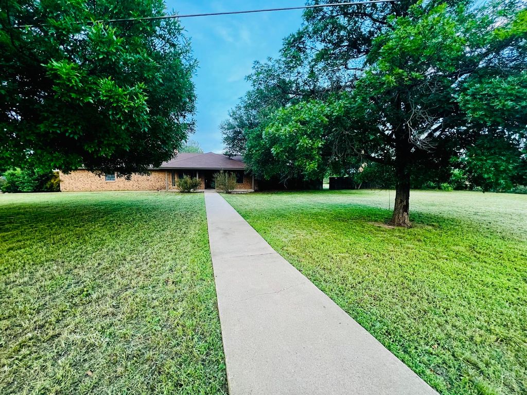 Image 3 of property listing at 5502 Meadow Drive, San Angelo, TX 76903