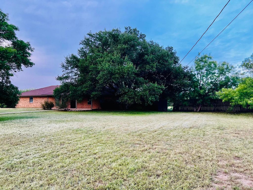 Image 6 of property listing at 5502 Meadow Drive, San Angelo, TX 76903