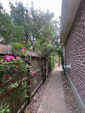 94 E Fairbranch Circle, The Woodlands, TX 77382