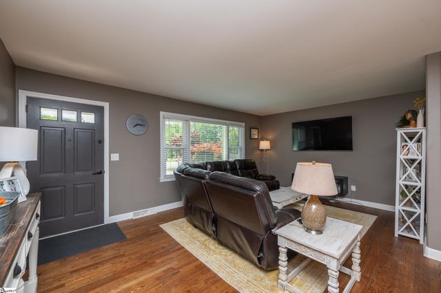 206 Live Oak Way, Taylors, SC 29687