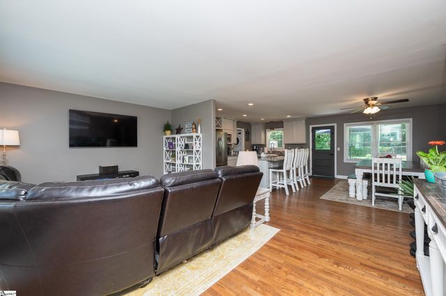 206 Live Oak Way, Taylors, SC 29687