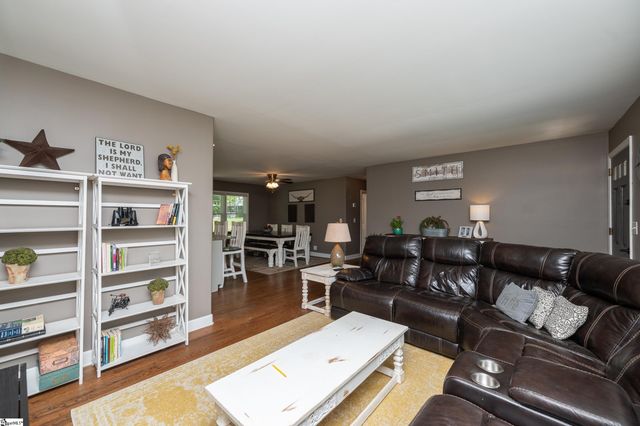 206 Live Oak Way, Taylors, SC 29687