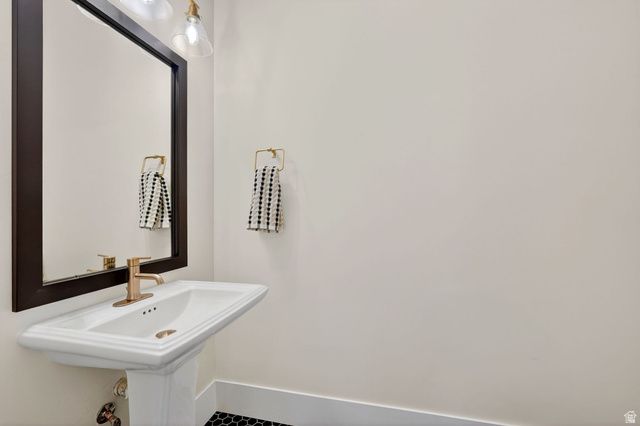 11524 S SILVER POND DR, South Jordan, UT 84009