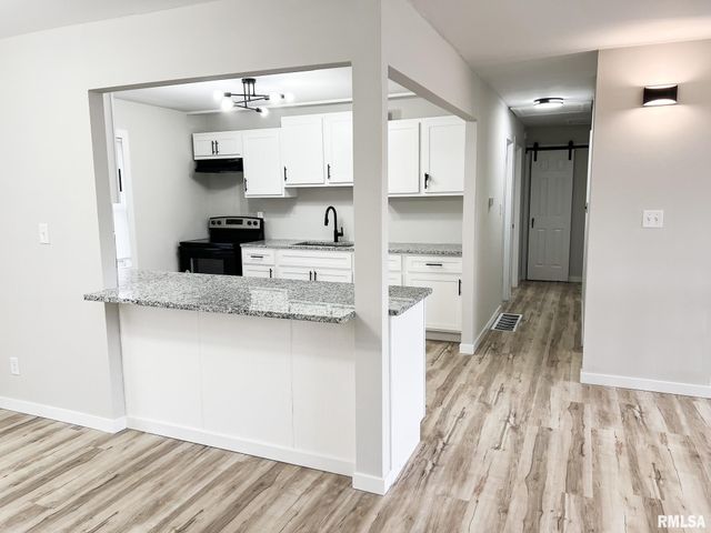 2230 N WINNEBAGO Court, Peoria, IL 61614