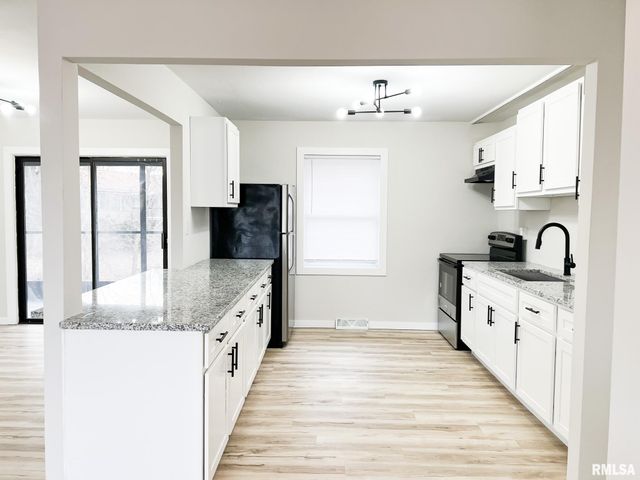 2230 N WINNEBAGO Court, Peoria, IL 61614