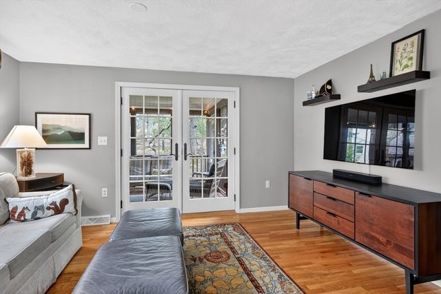10 Davis Rd, Tyngsborough, MA 01879
