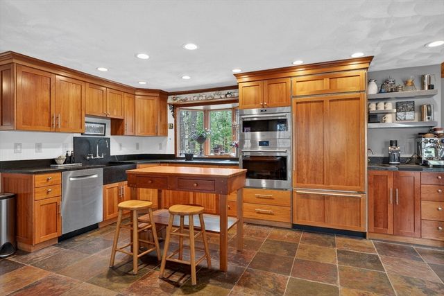 10 Davis Rd, Tyngsborough, MA 01879