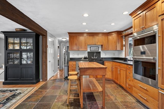 10 Davis Rd, Tyngsborough, MA 01879