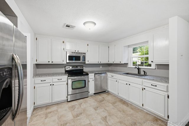 10035 Bryant Road, Henryetta, OK 74437