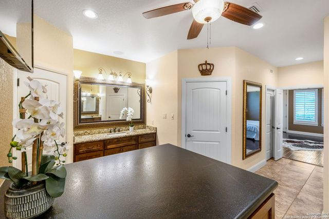 1994 FM 3006, Pleasanton, TX 78064