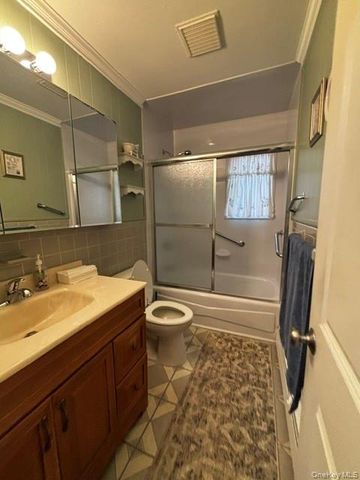 45 W Clearwater Road, Lindenhurst, NY 11757
