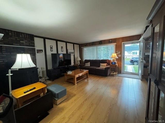 45 W Clearwater Road, Lindenhurst, NY 11757