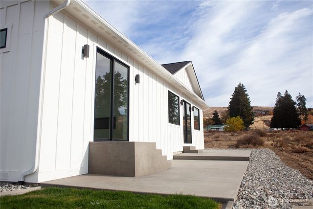146 33rd Street, East Wenatchee, WA 98802