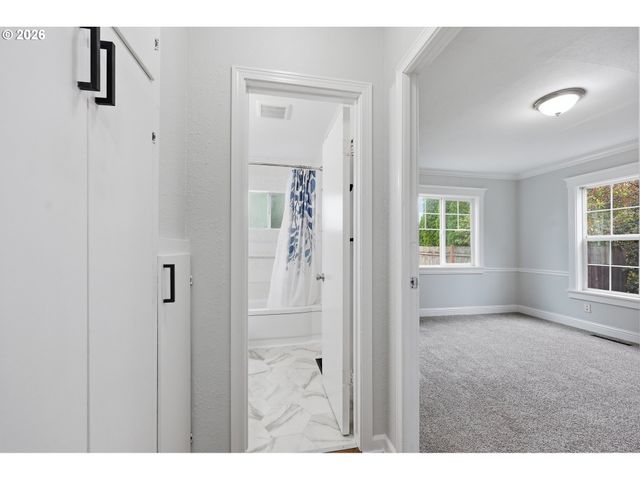 950 WILLIAMS St, Eugene, OR 97402