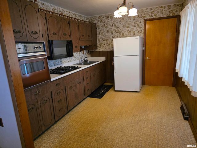 1951 E WALNUT Street, Canton, IL 61520