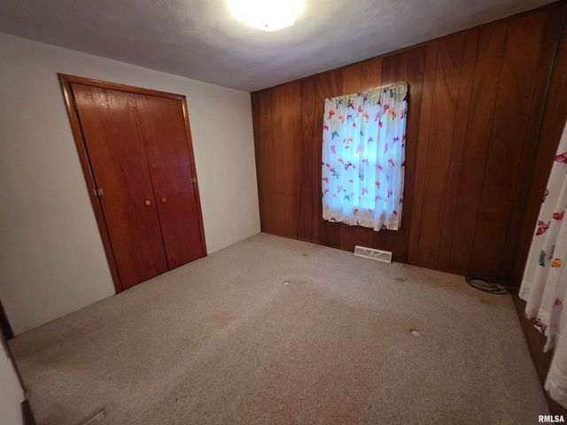 1951 E WALNUT Street, Canton, IL 61520