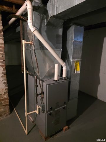 1951 E WALNUT Street, Canton, IL 61520