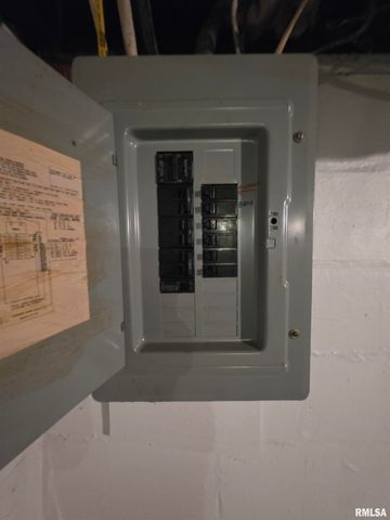 1951 E WALNUT Street, Canton, IL 61520