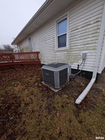 1951 E WALNUT Street, Canton, IL 61520