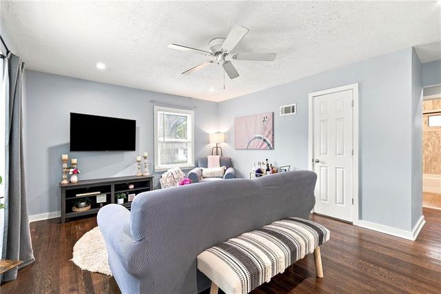 307 SE 6th Street, Lee's Summit, MO 64063