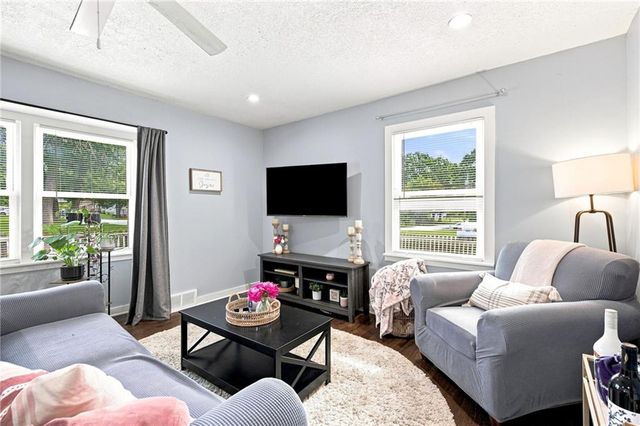 307 SE 6th Street, Lee's Summit, MO 64063