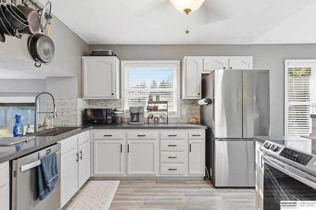 1101 Crest Road, Papillion, NE 68046