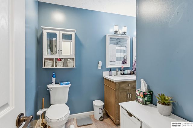 1101 Crest Road, Papillion, NE 68046