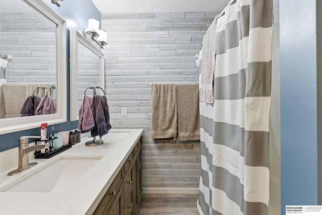 1101 Crest Road, Papillion, NE 68046