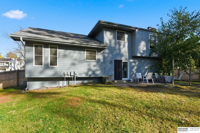 1101 Crest Road, Papillion, NE 68046