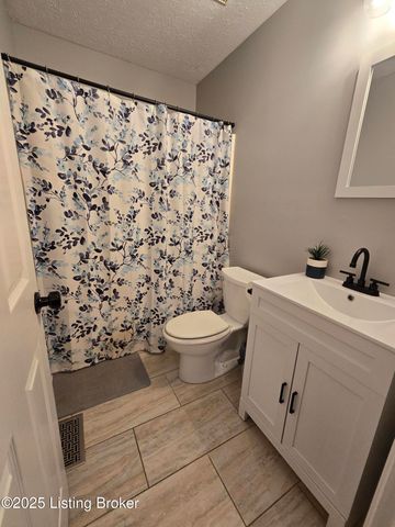 220 Tara Cir, Shepherdsville, KY 40165