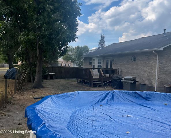 220 Tara Cir, Shepherdsville, KY 40165