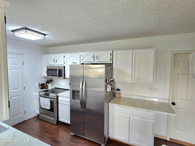 220 Tara Cir, Shepherdsville, KY 40165